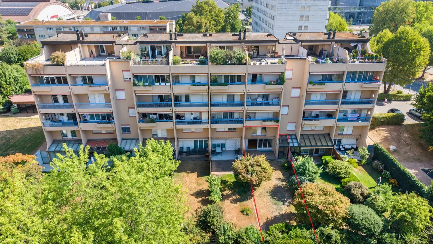 Appartement de jardin en duplex de 5,5 pièces avec 120 m² de terrain et un jardin avant de 32 m² - Photo 1 sur 18