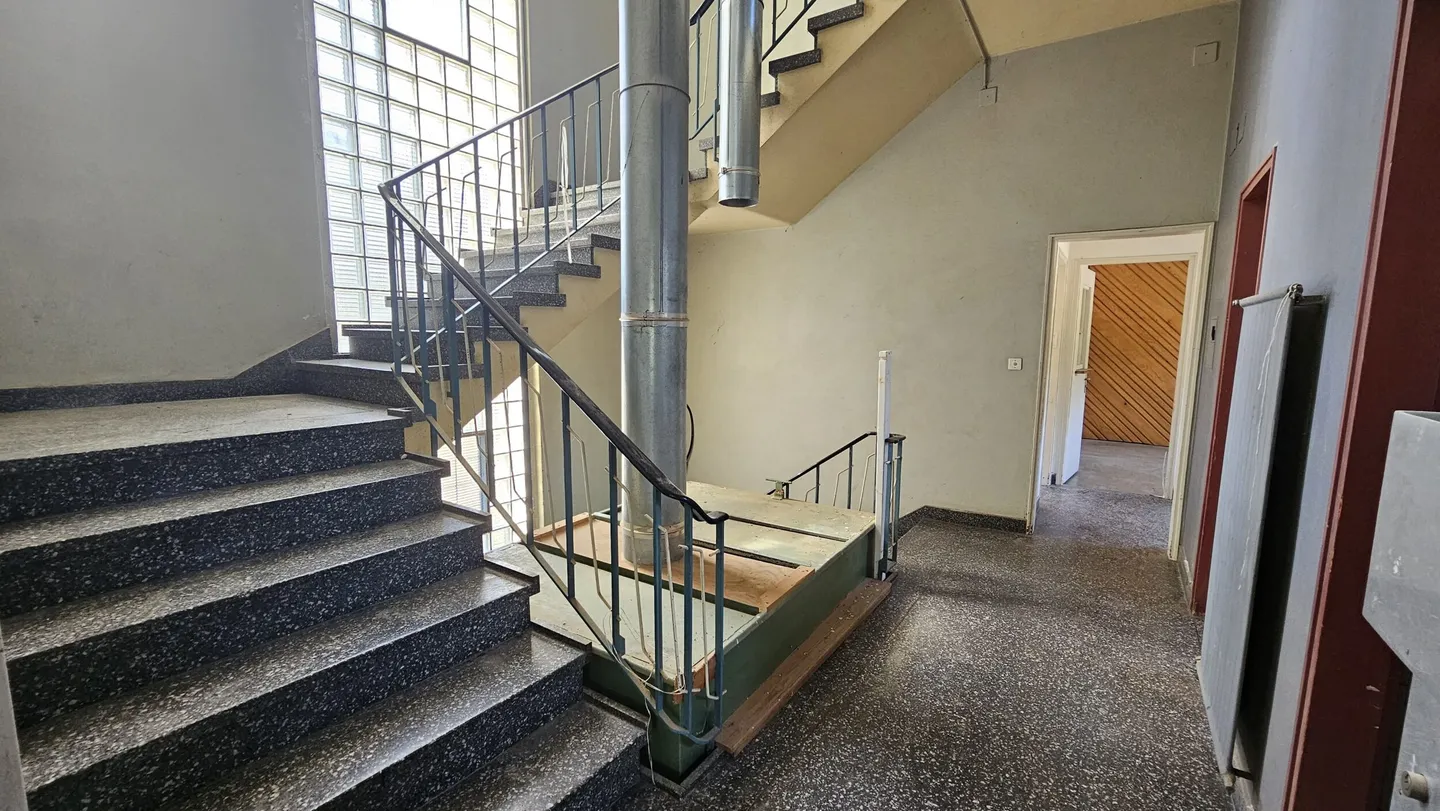 Mixed-use building for sale - Photo 9 of 13
