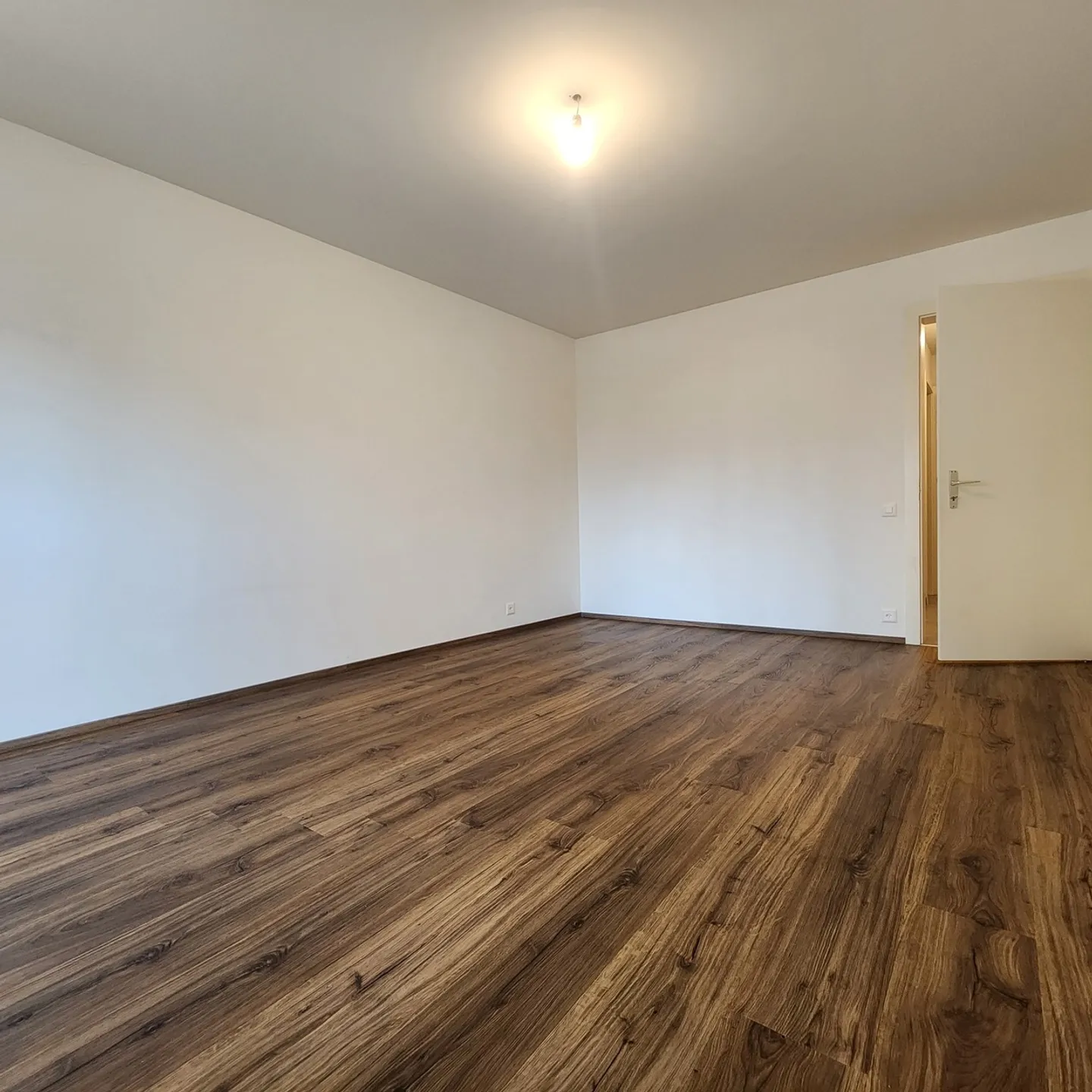 Wohnung mit 3.5 Zimmern im Erdgeschoss komplett renoviert - Foto 6 von 10