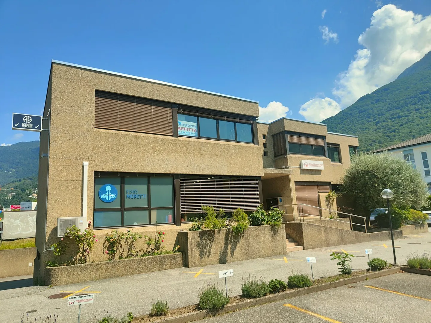 Edificio con attività commerciali a Camorino - Foto 1 di 1