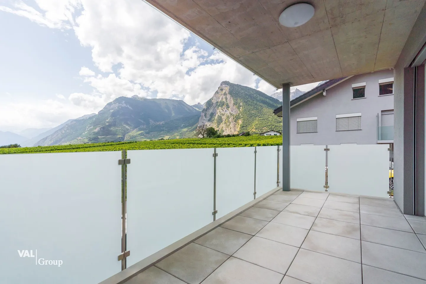 Modern and bright 2.5 rooms with balcony, ideal for a first purchase - Photo 4 of 9