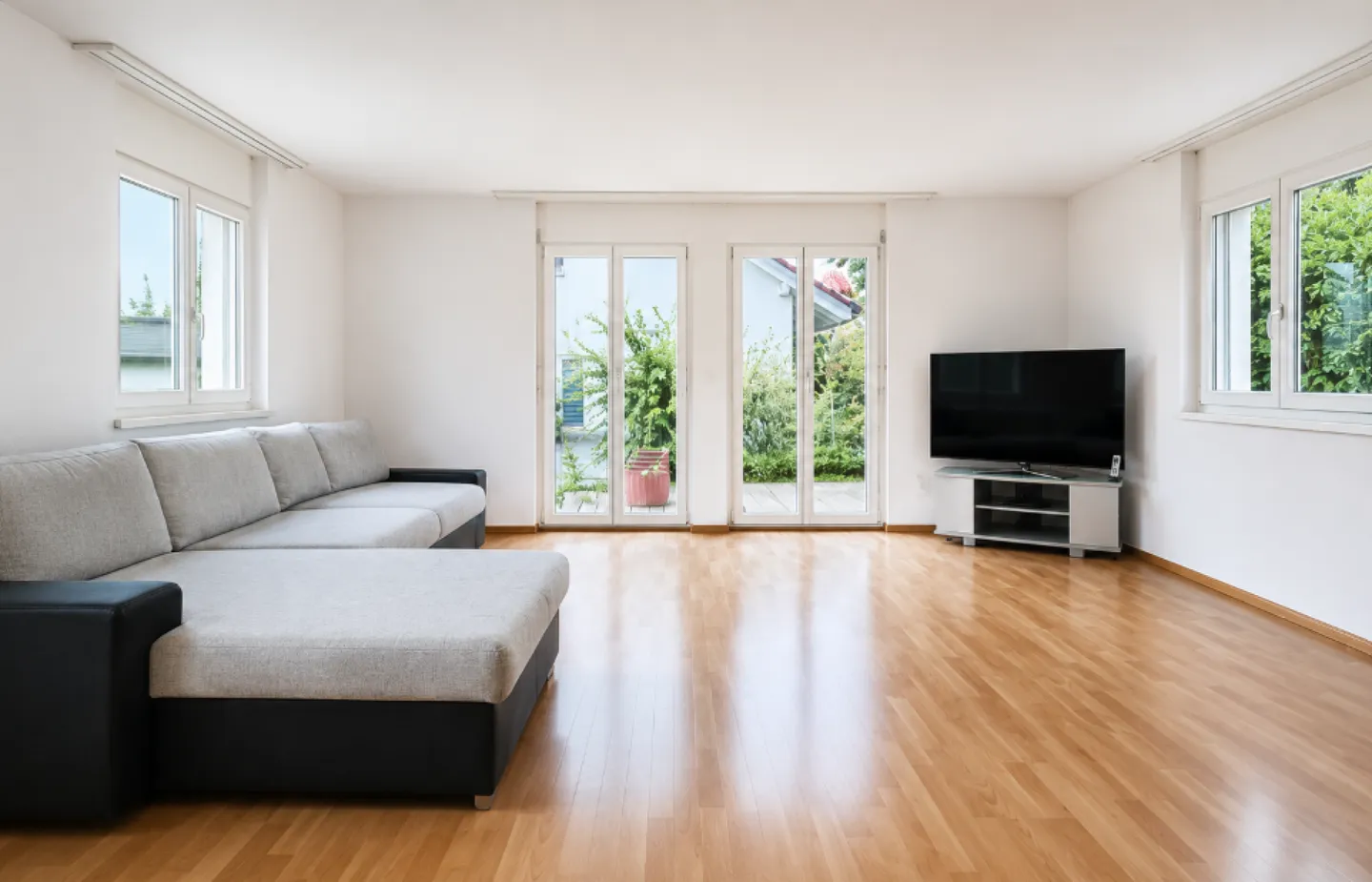 Spacious 5.5-room house with garage, 4 outdoor parking spaces and roof terrace - Photo 2 of 22