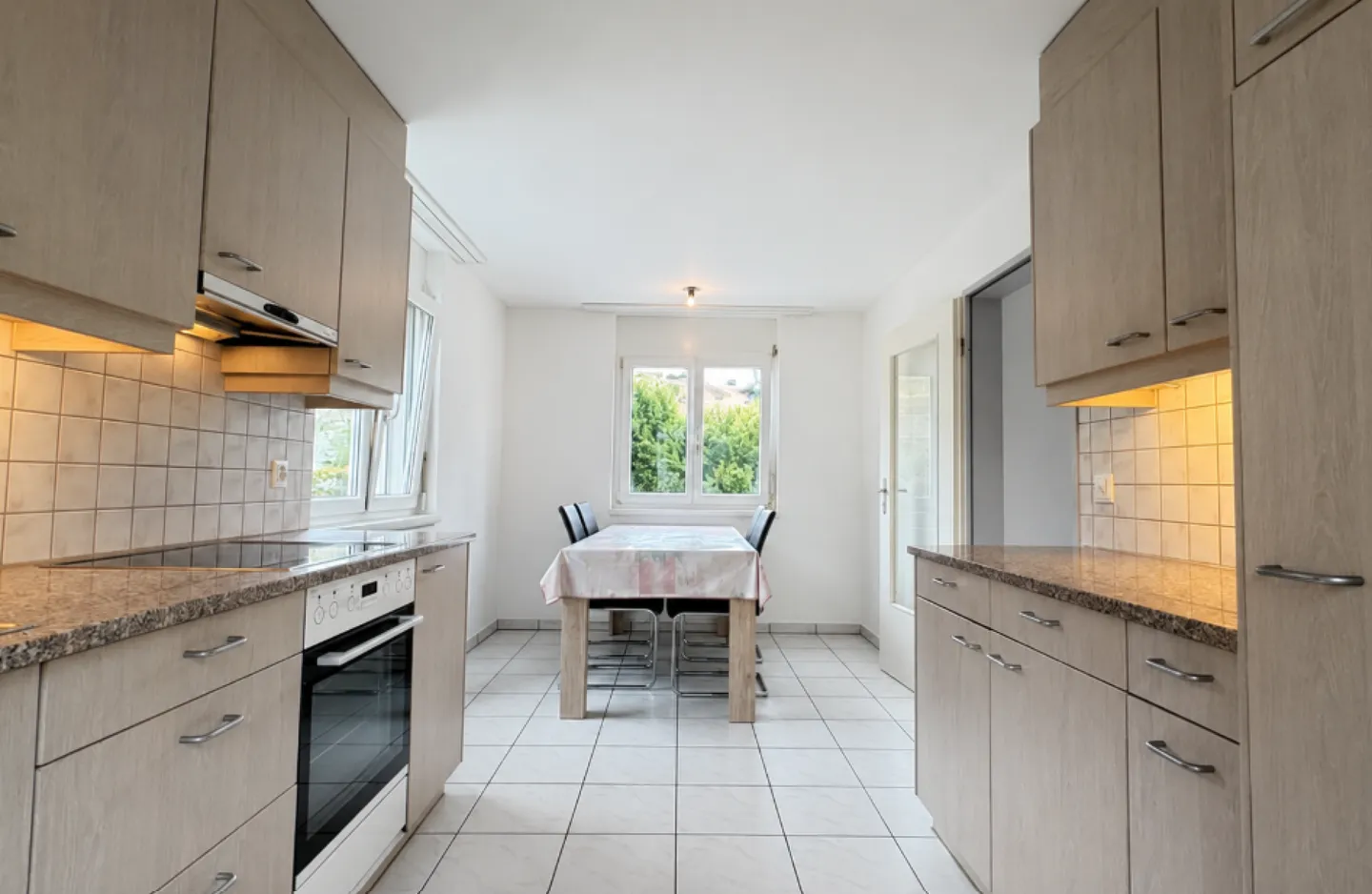 Spacious 5.5-room house with garage, 4 outdoor parking spaces and roof terrace - Photo 4 of 22