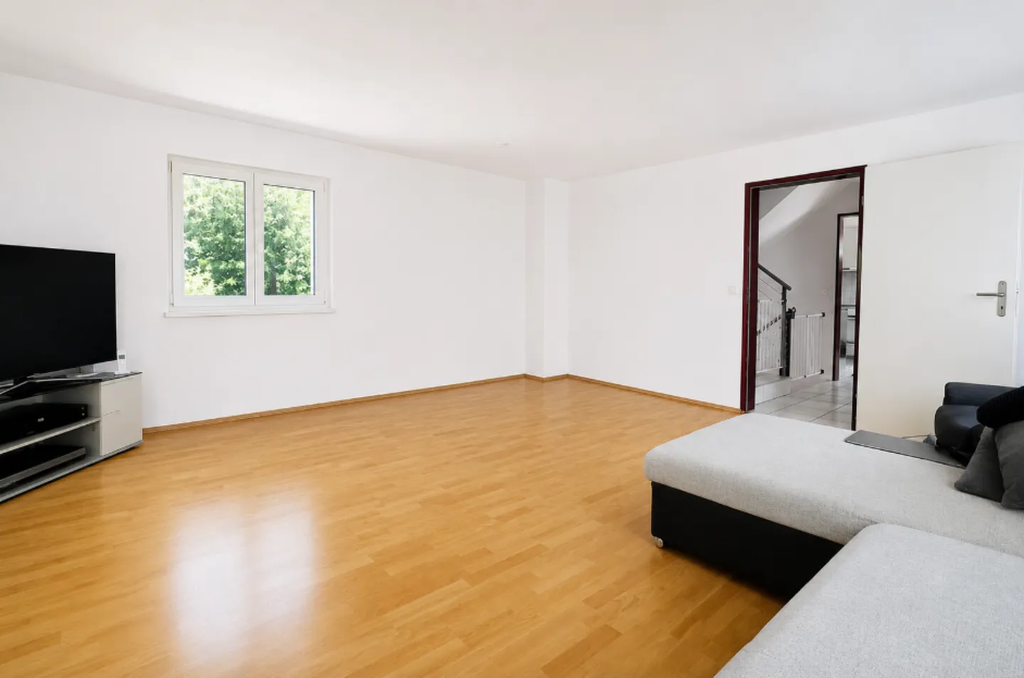 Spacious 5.5-room house with garage, 4 outdoor parking spaces and roof terrace - Photo 7 of 22