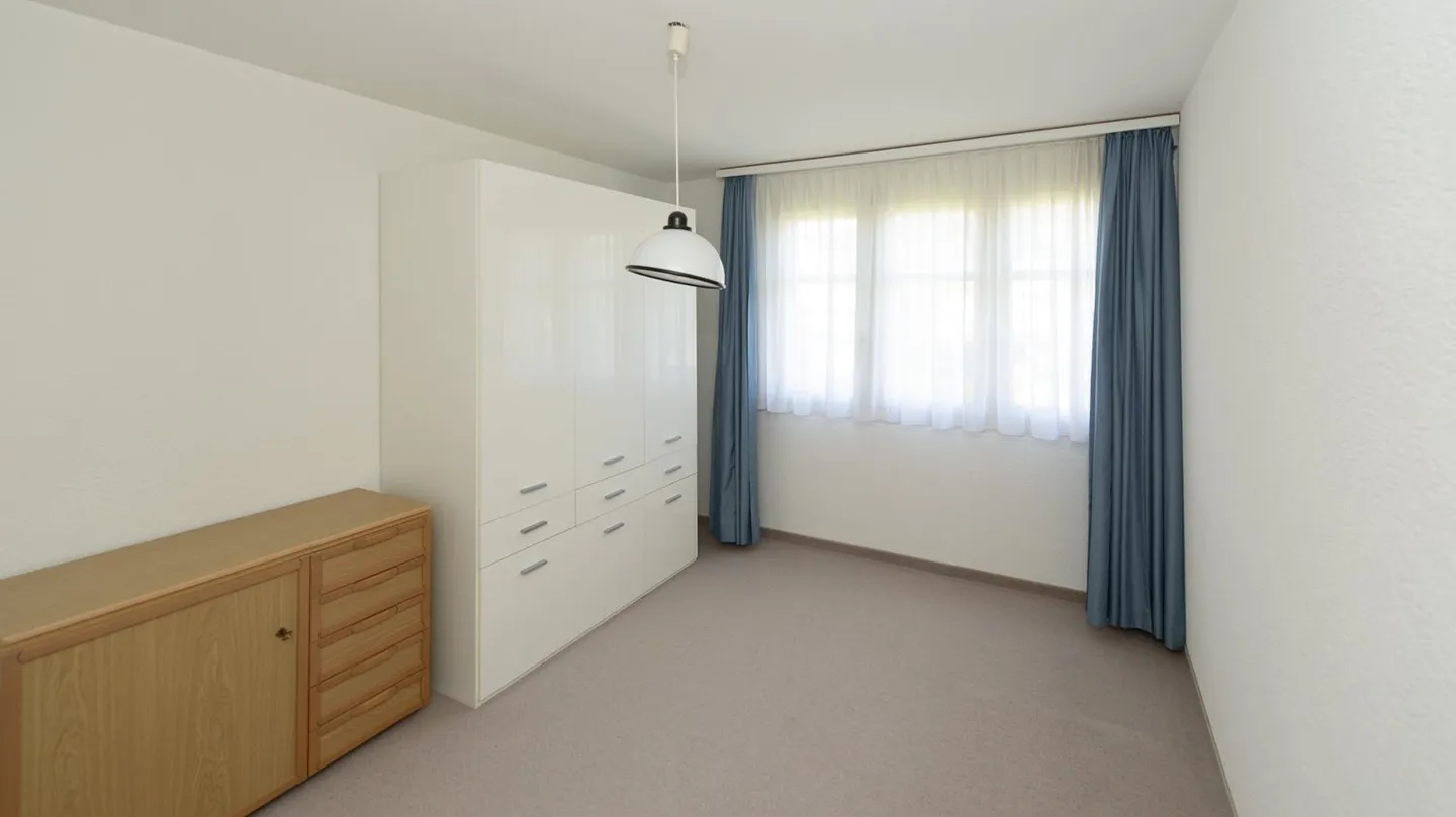 Well-maintained and quiet 4 ½-room apartment on the upper floor, with glazed balcony - Photo 6 of 10