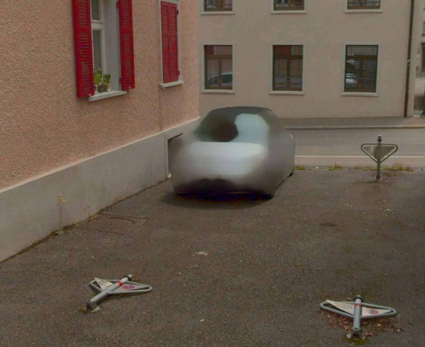 Parcheggio esterno vicino all'ospedale cantonale con staffa di parcheggio - Foto 2 di 2