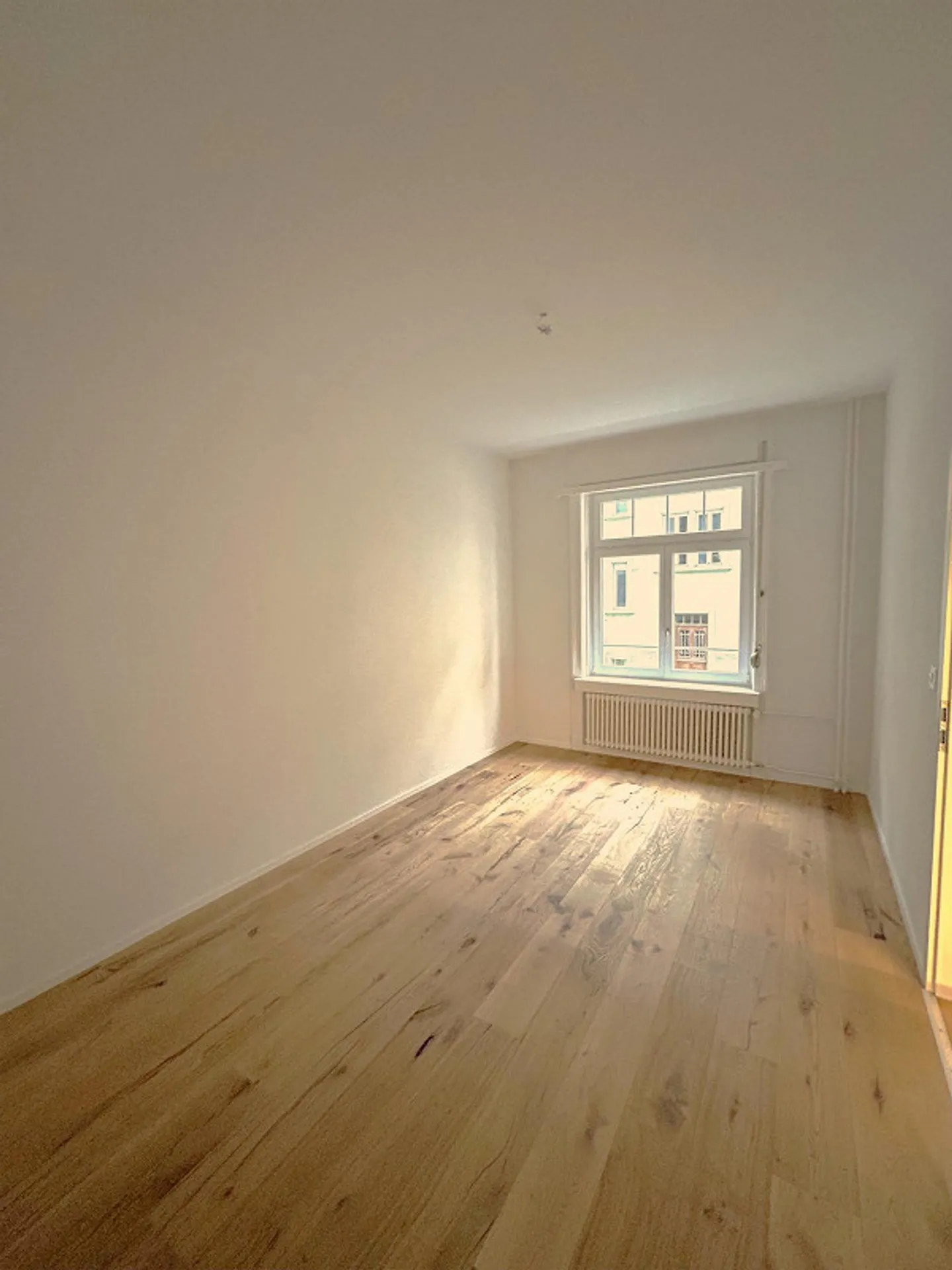 Appartement moderne de 2,5 pièces près de la ville - Photo 2 sur 4