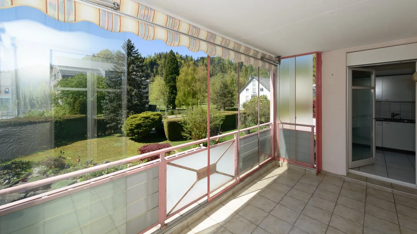 Well-maintained and quiet 4 ½-room apartment on the upper floor, with glazed balcony - Photo 5 of 10