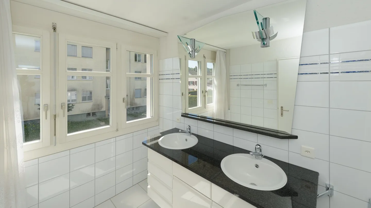 Well-maintained and quiet 4 ½-room apartment on the upper floor, with glazed balcony - Photo 9 of 10