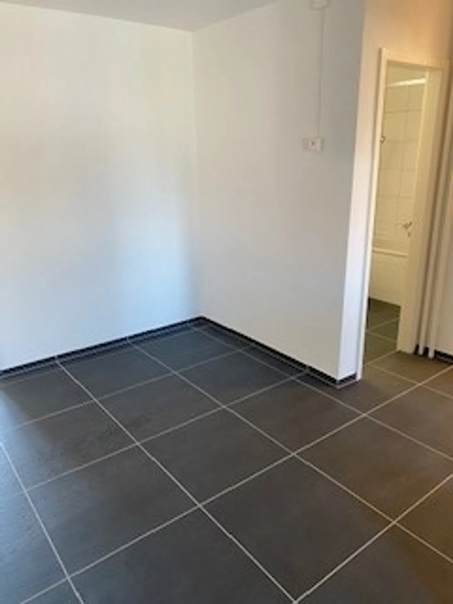 Appartamento di 4,5 stanze completamente ristrutturato con ascensore vicino al centro - Foto 3 di 13