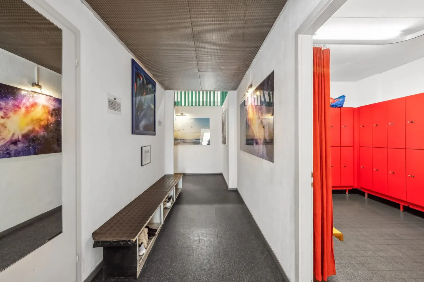 Mixed-use building for rent - Photo 4 of 6