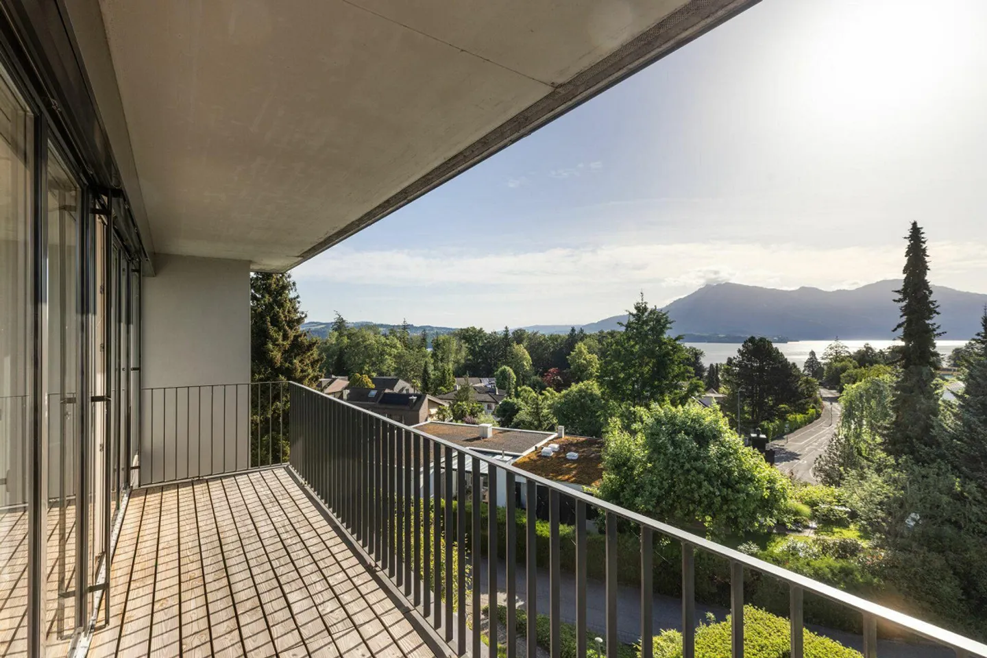 Maison de ville moderne en coin avec de hauts plafonds et vue sur le lac - Photo 2 sur 9