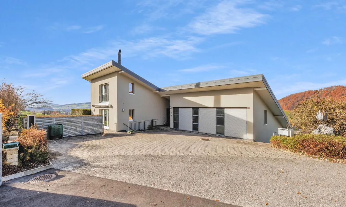 Discreet Luxury in La Roche: Exceptional Villa with Panoramic View - Photo 2 of 11