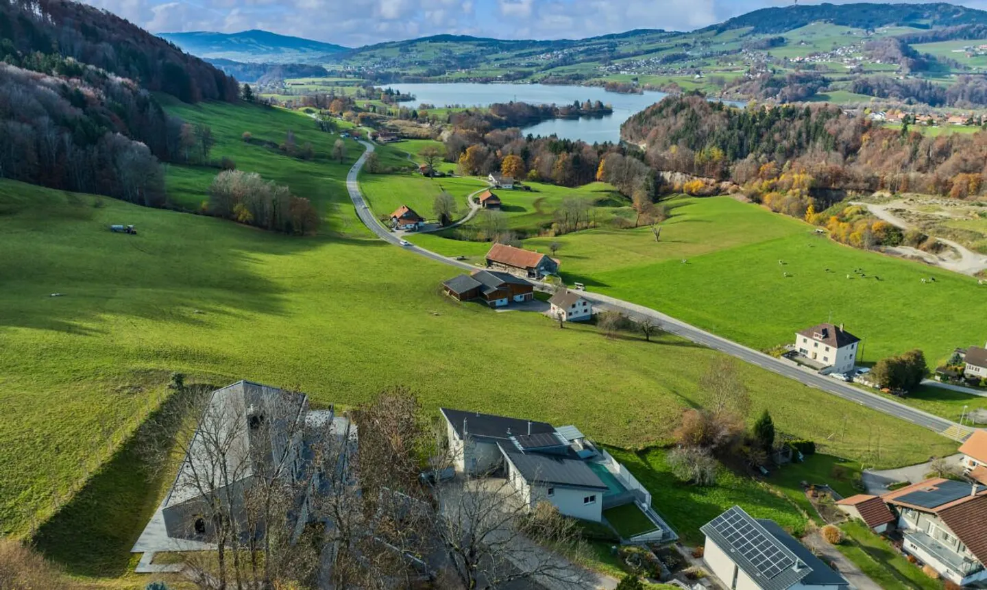 Discreet Luxury in La Roche: Exceptional Villa with Panoramic View - Photo 1 of 11