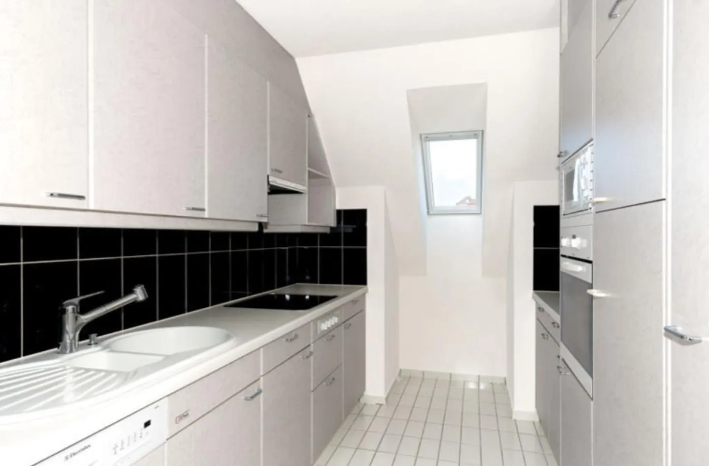 Ampio appartamento di 4,5 stanze con area giardino - Foto 3 di 5