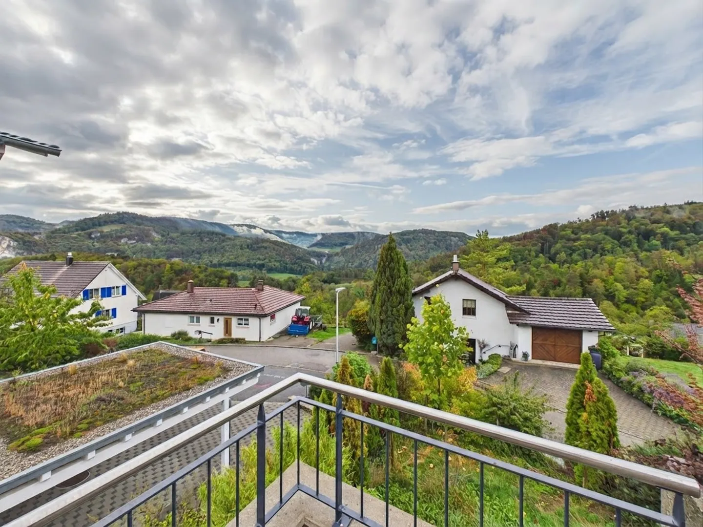 Ein Haus mit Charakter. Ein Ausblick zum Bleiben. - Photo 5 of 9