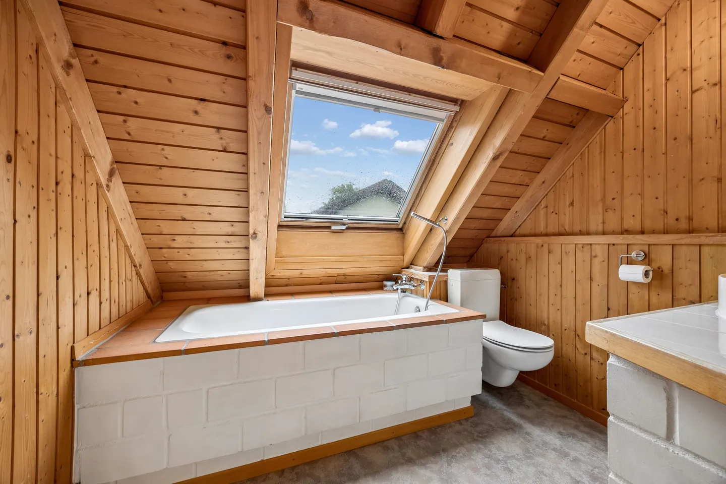Maison individuelle avec grand jardin, caractère, tranquillité et merveilleuses vues lointaines - Photo 2 sur 4