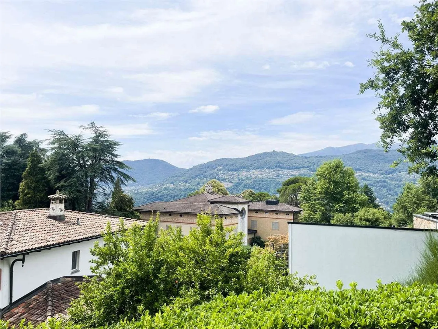Apartment with terrace in a charming villa - Photo 2 of 13