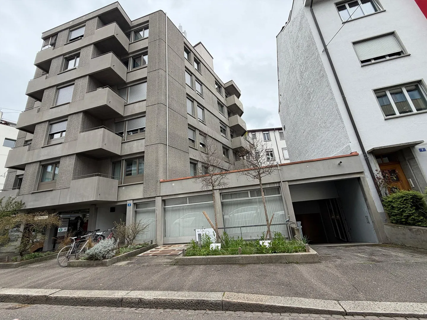 Geräumiger Parkplatz in Basel - Foto 1 von 4