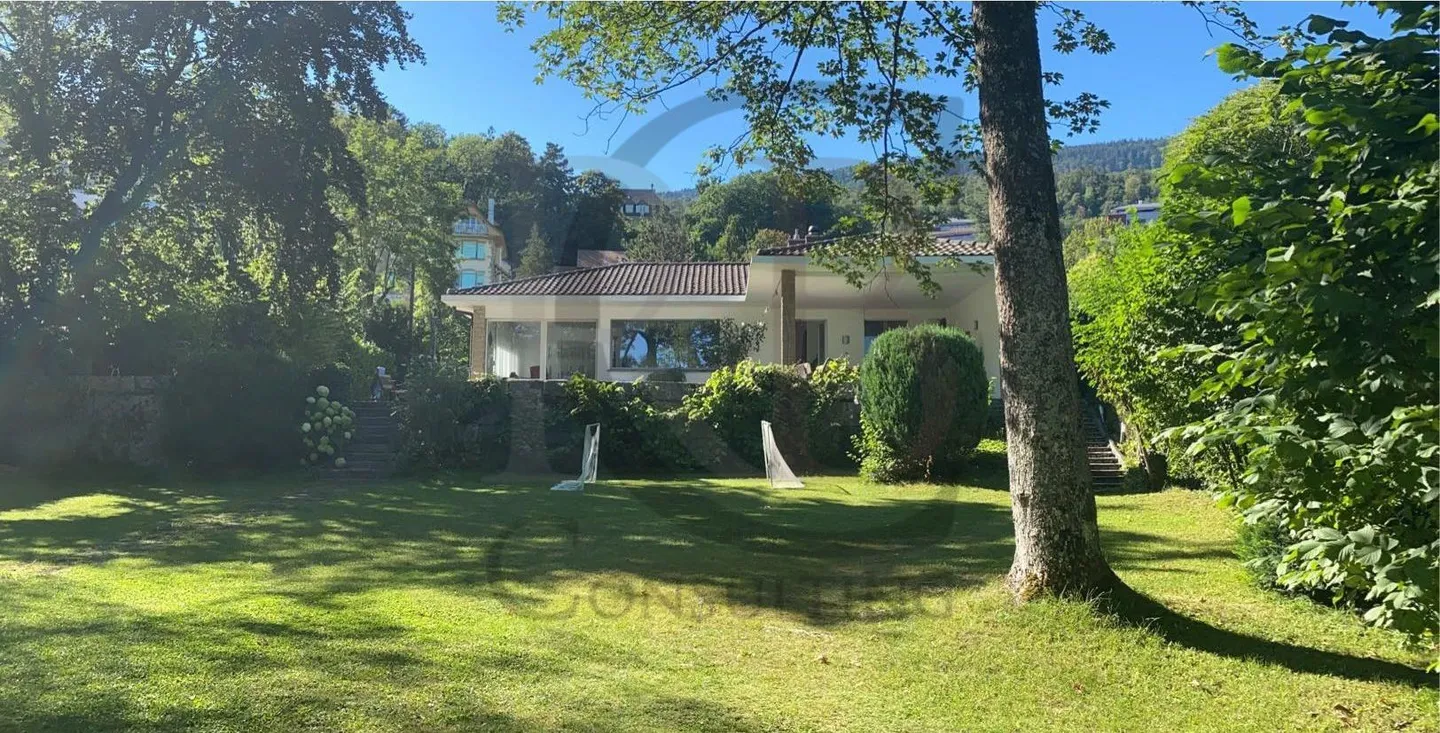 Villa au bord du lac, dotée d'un spacieux jardin - Foto 1 di 9