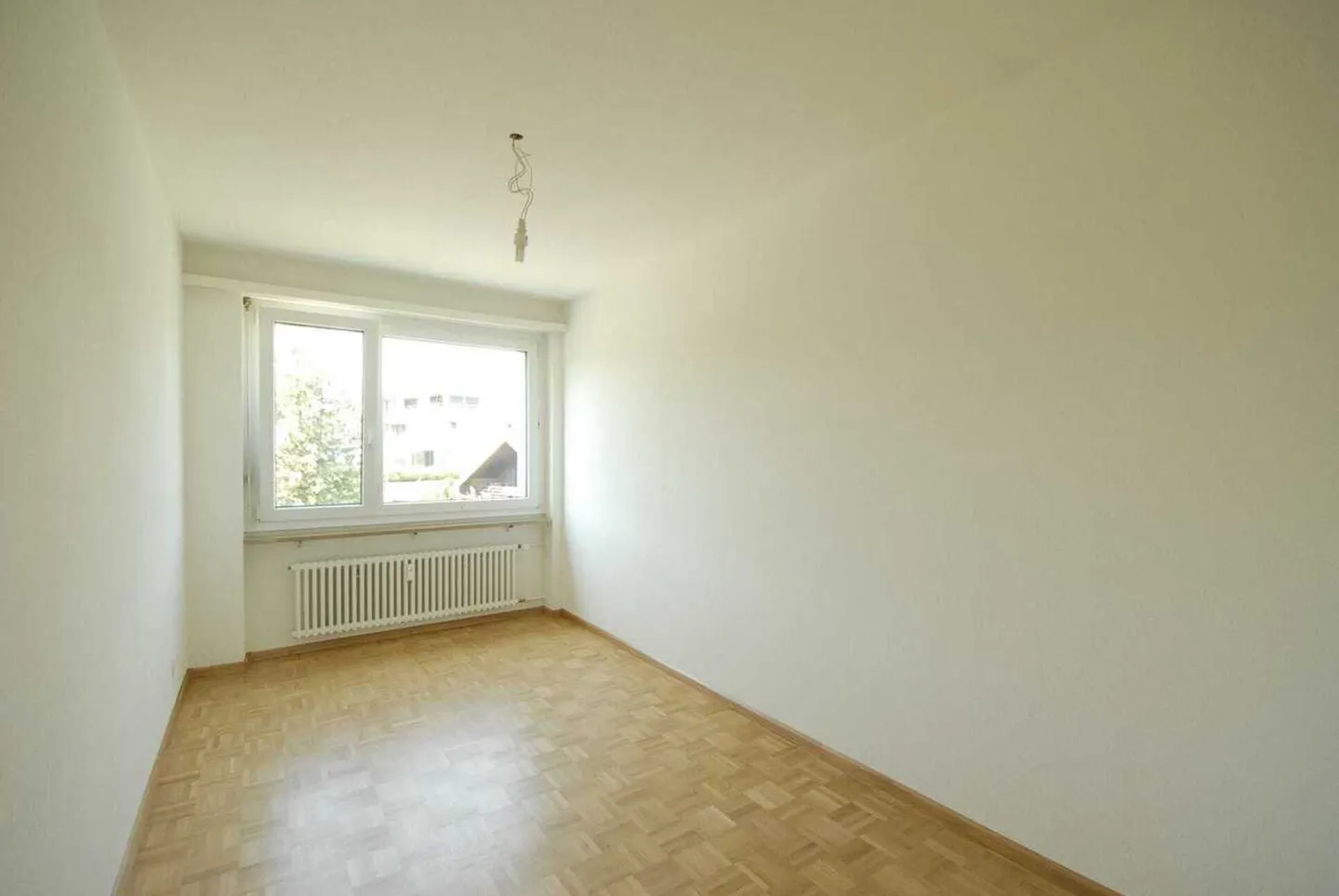 Bright 4-room apartment with large balcony in Oberwil for sale - Photo 10 of 13