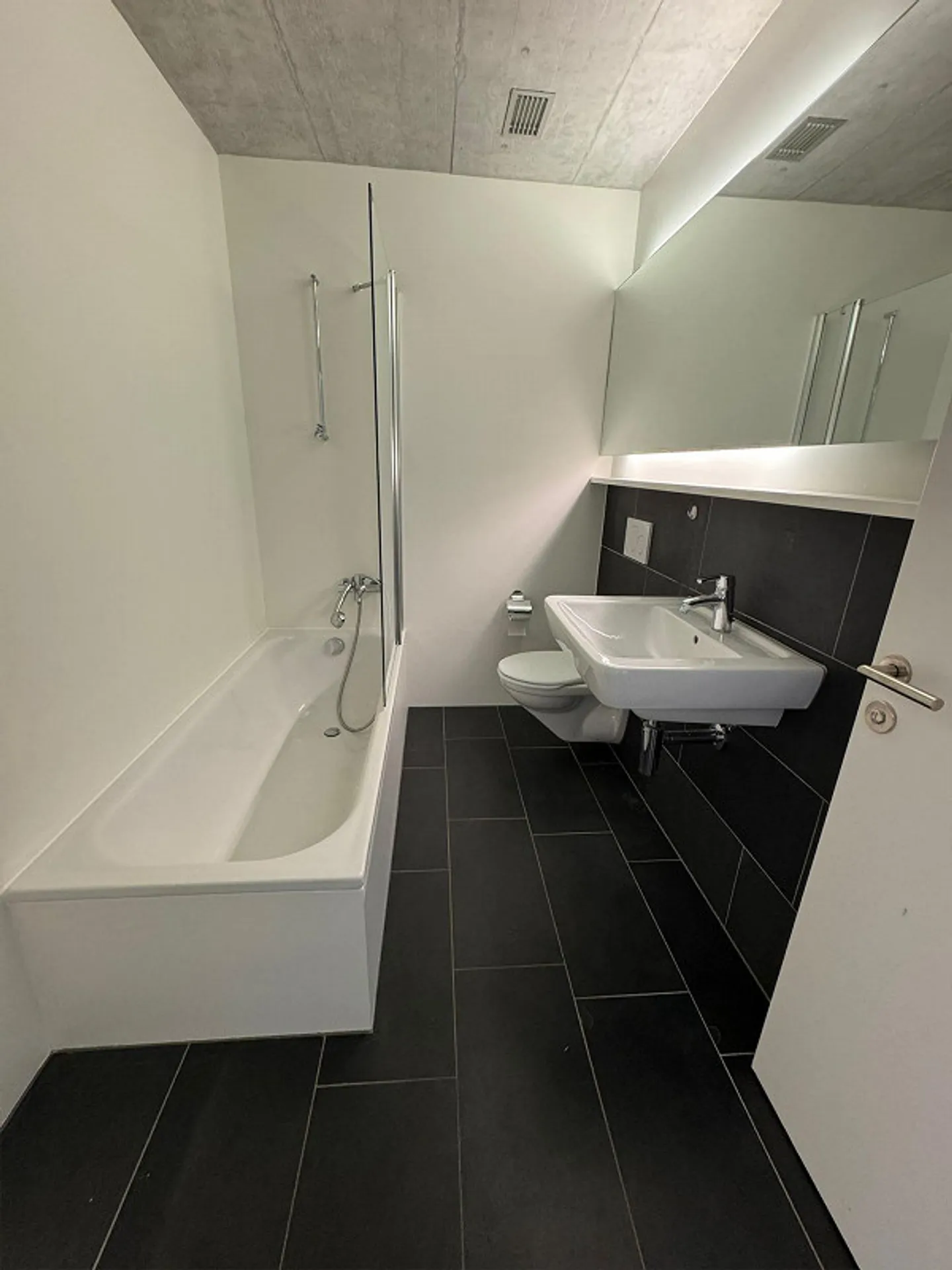 Modern 2.5-room apartment with fireplace in Goldau - Photo 7 of 7