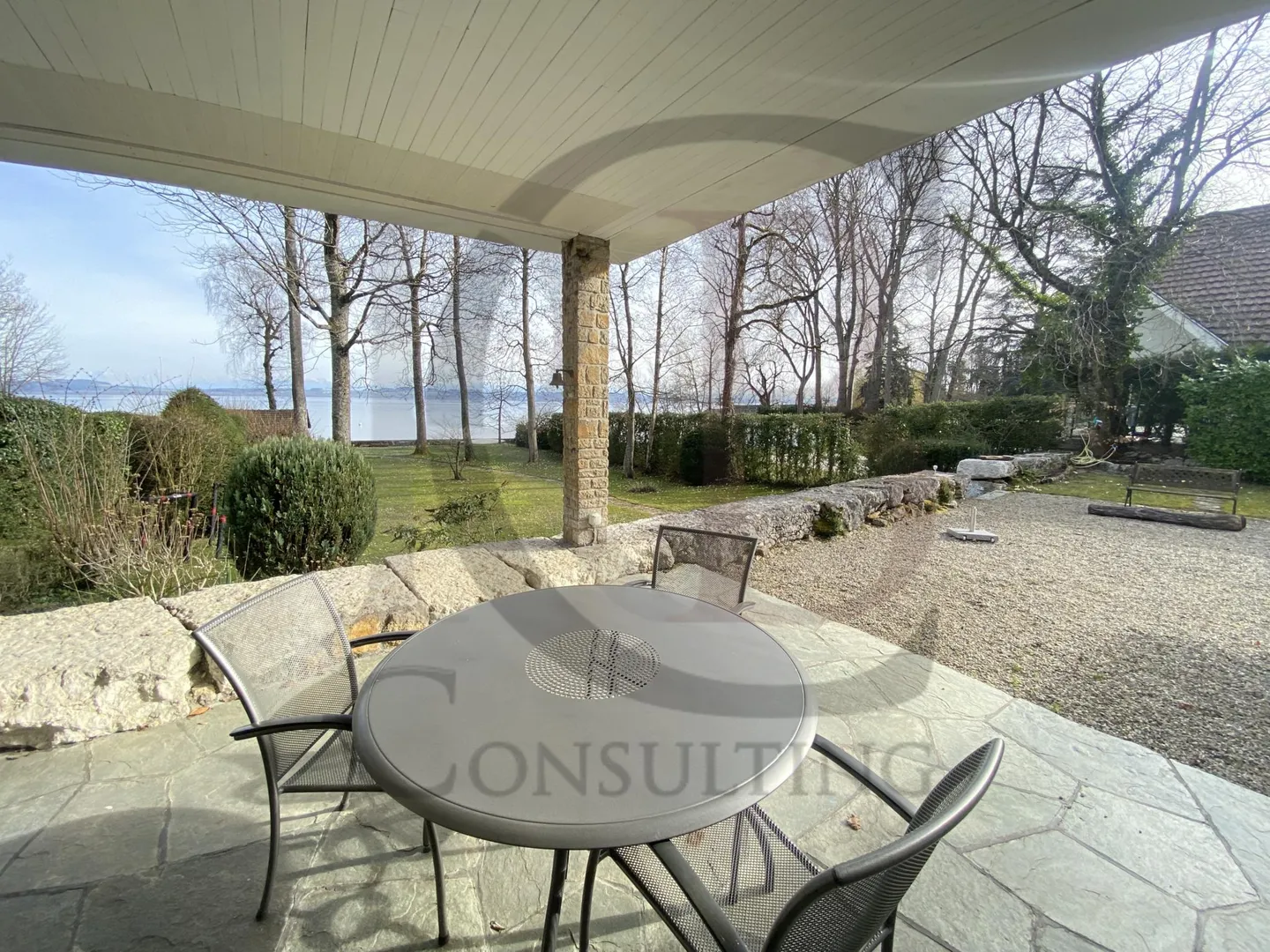 Villa au bord du lac, dotée d'un spacieux jardin - Foto 2 di 9