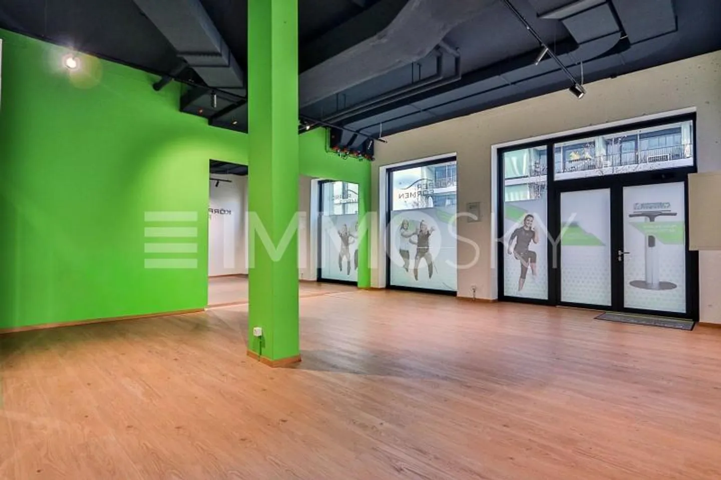 Spazio Commerciale Versatile a Suhr - Foto 1 di 5