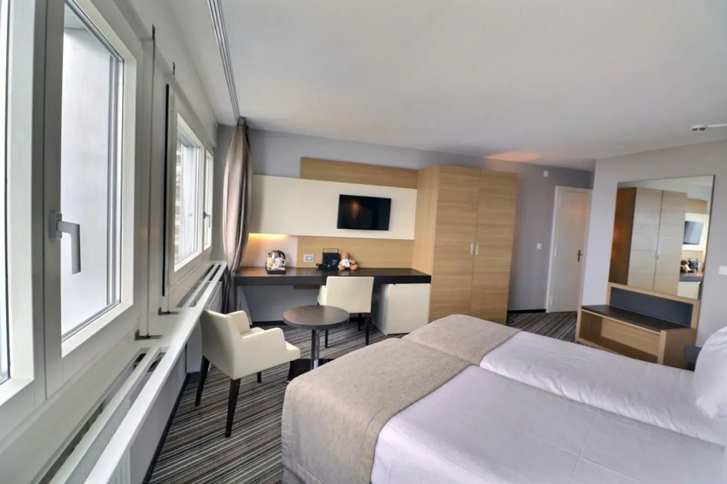 GRANDE CAMERA DOPPIA NELL'HOTEL MONA - Foto 8 di 11