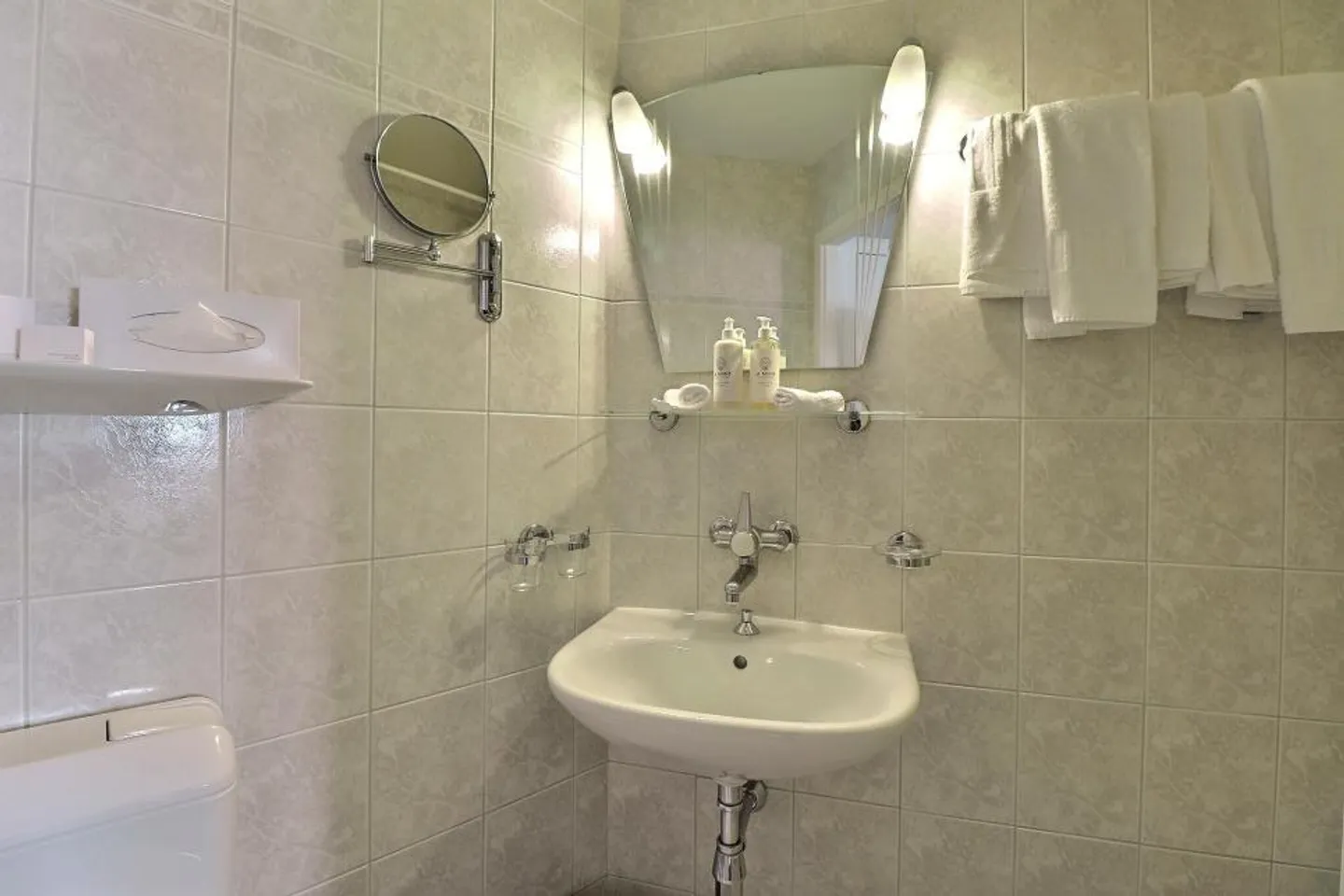 GRANDE CAMERA DOPPIA NELL'HOTEL MONA - Foto 9 di 11