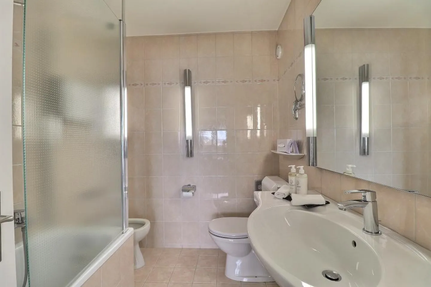 GRANDE CAMERA DOPPIA NELL'HOTEL MONA - Foto 10 di 11