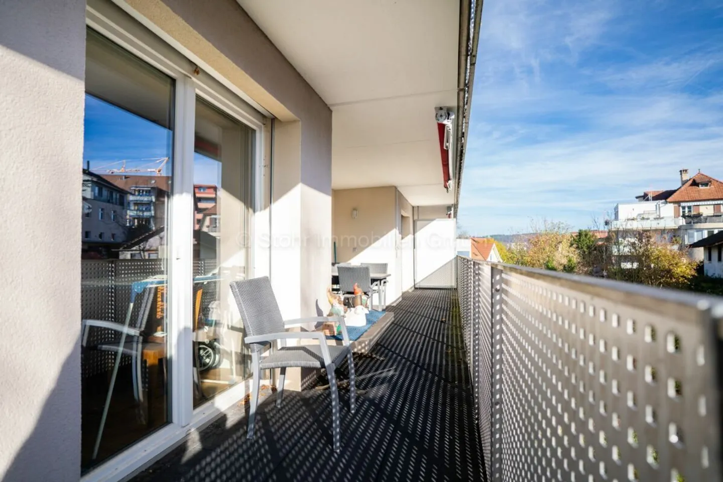 Appartement confortable de 4,5 pièces avec balcon spacieux et ensoleillé - Photo 2 sur 19