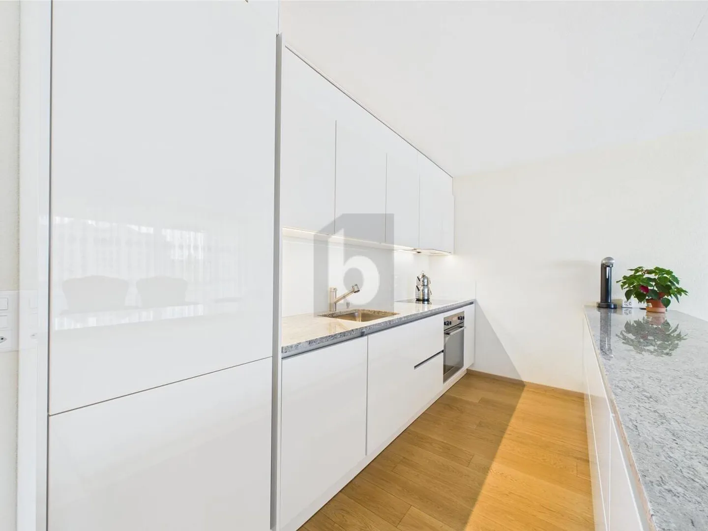 LIGHT-FLOODED AND CENTRALLY LOCATED - Photo 3 of 6