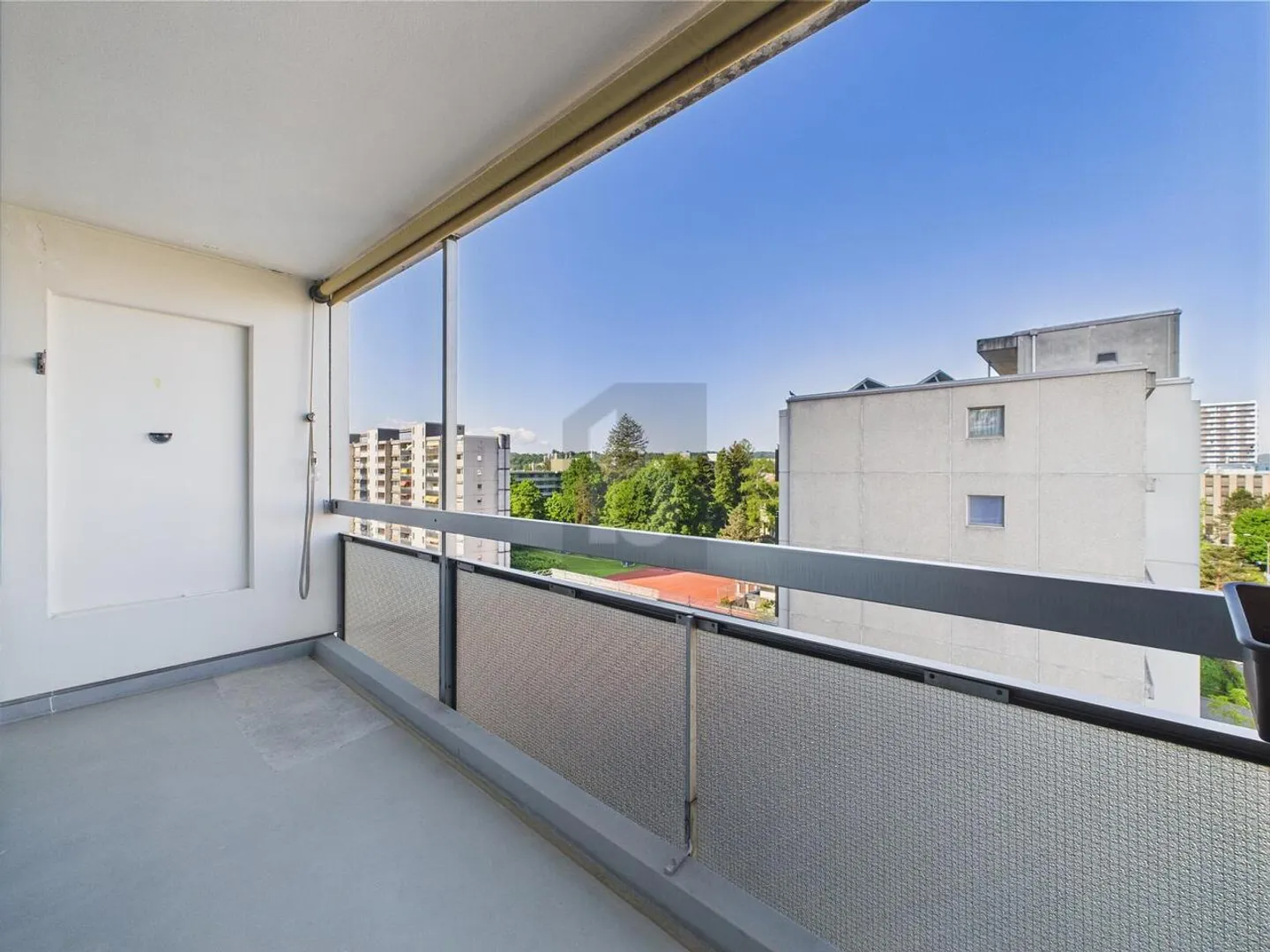 LIGHT-FLOODED AND CENTRALLY LOCATED - Photo 5 of 6