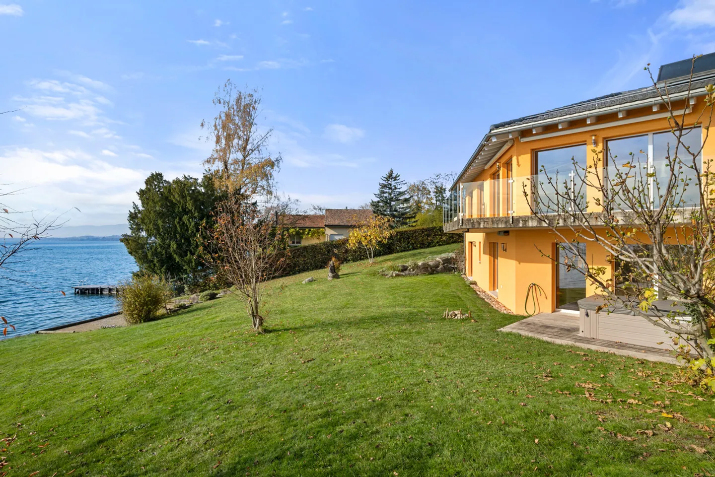 Exceptionnelle propriété pied dans l'eau, entre Nyon et Lausanne - Photo 1 sur 24