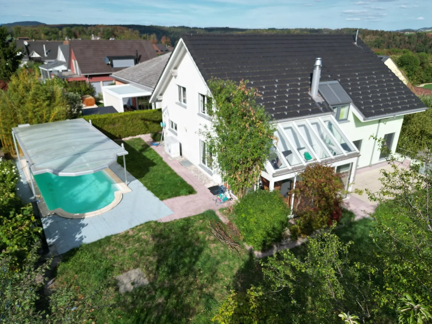 Maison individuelle avec piscine, sauna, salle de loisirs et grand garage ! - Photo 1 sur 12