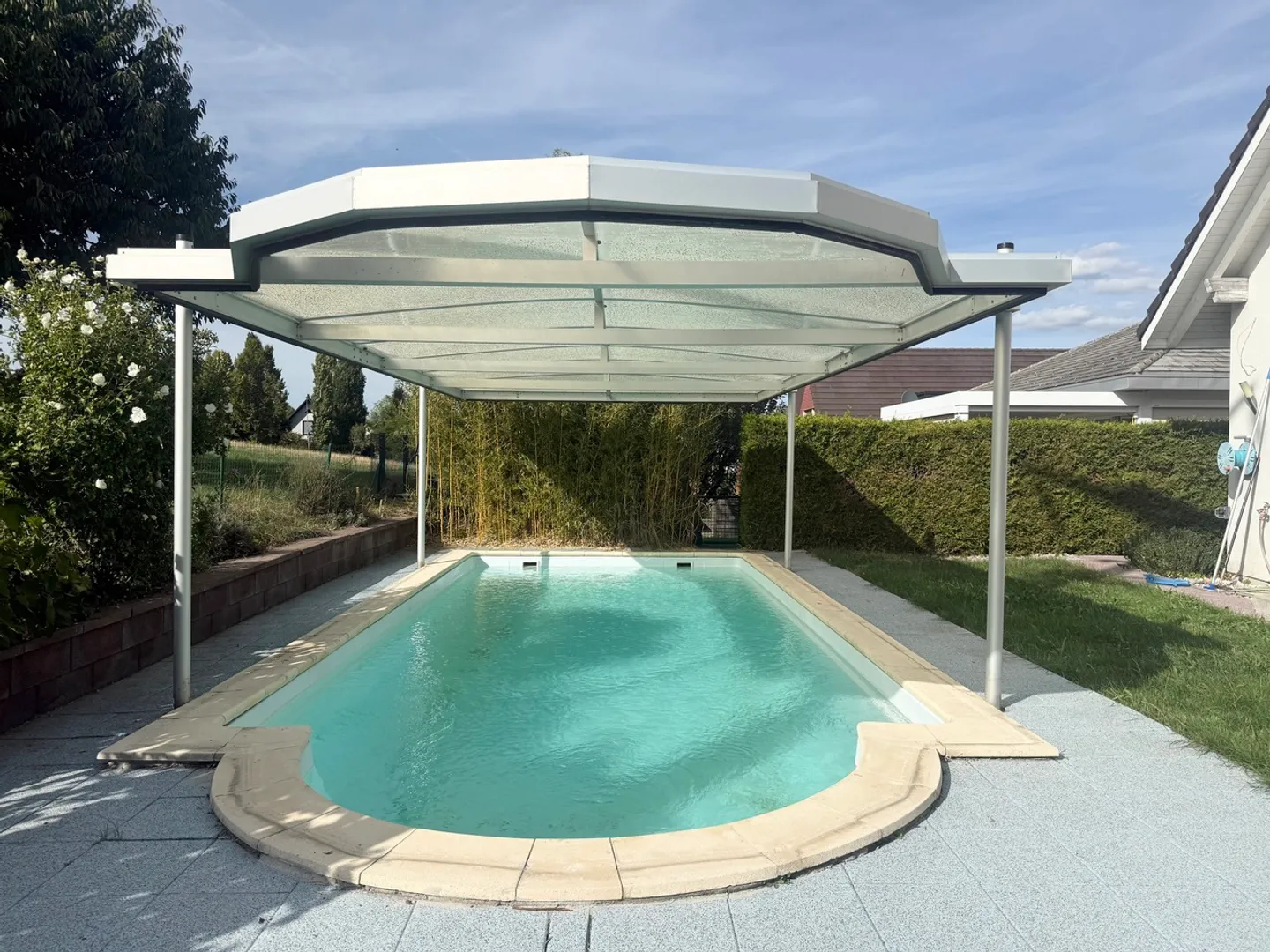 Maison individuelle avec piscine, sauna, salle de loisirs et grand garage ! - Photo 3 sur 12