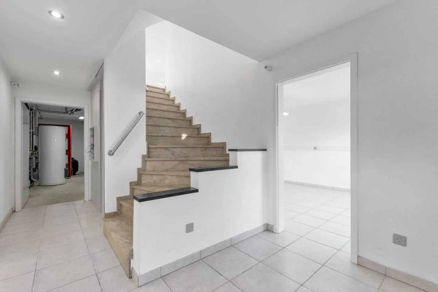 Maison individuelle avec piscine, sauna, salle de loisirs et grand garage ! - Photo 7 sur 12