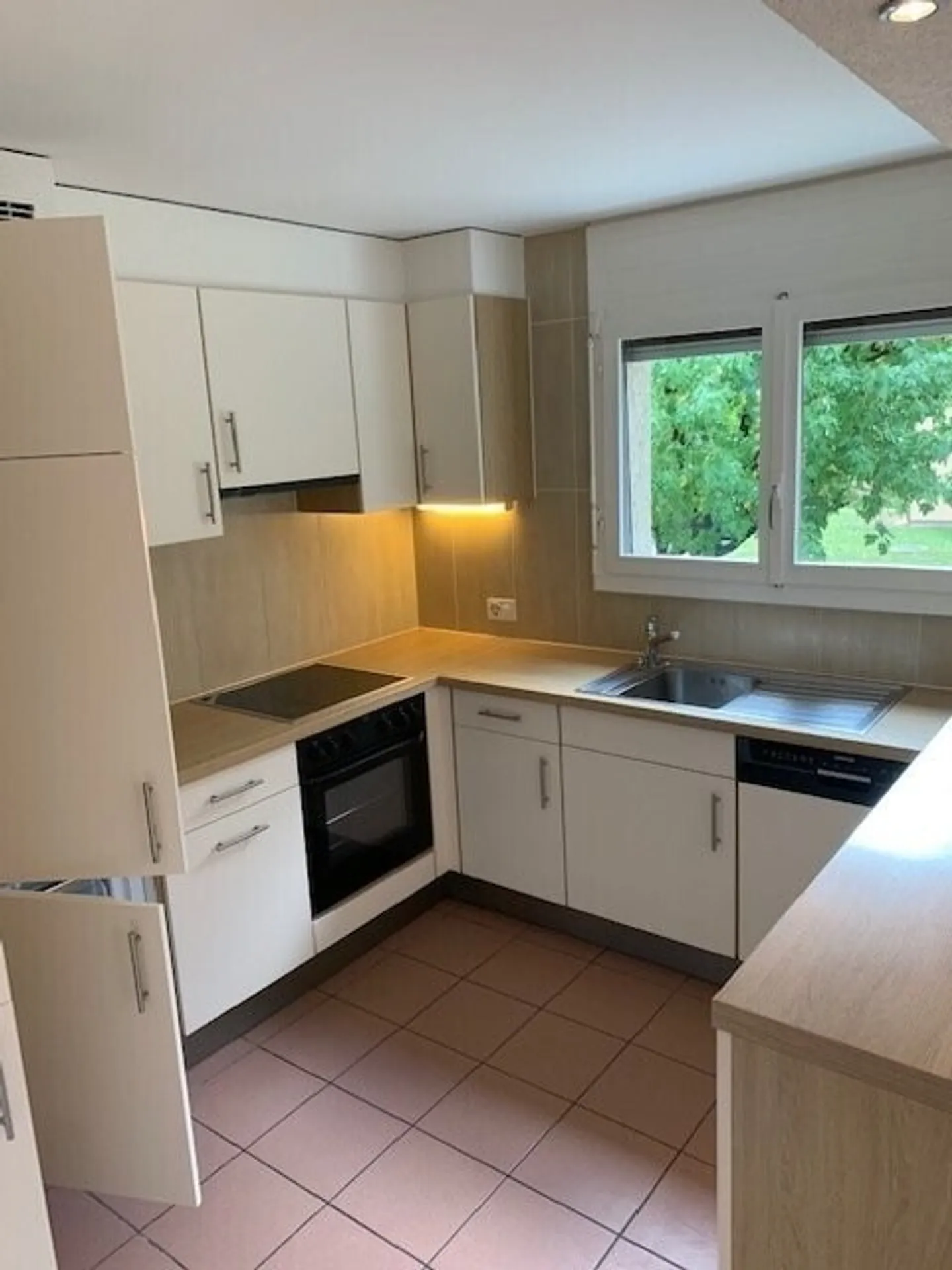 4 rooms ideally located - Photo 2 of 8