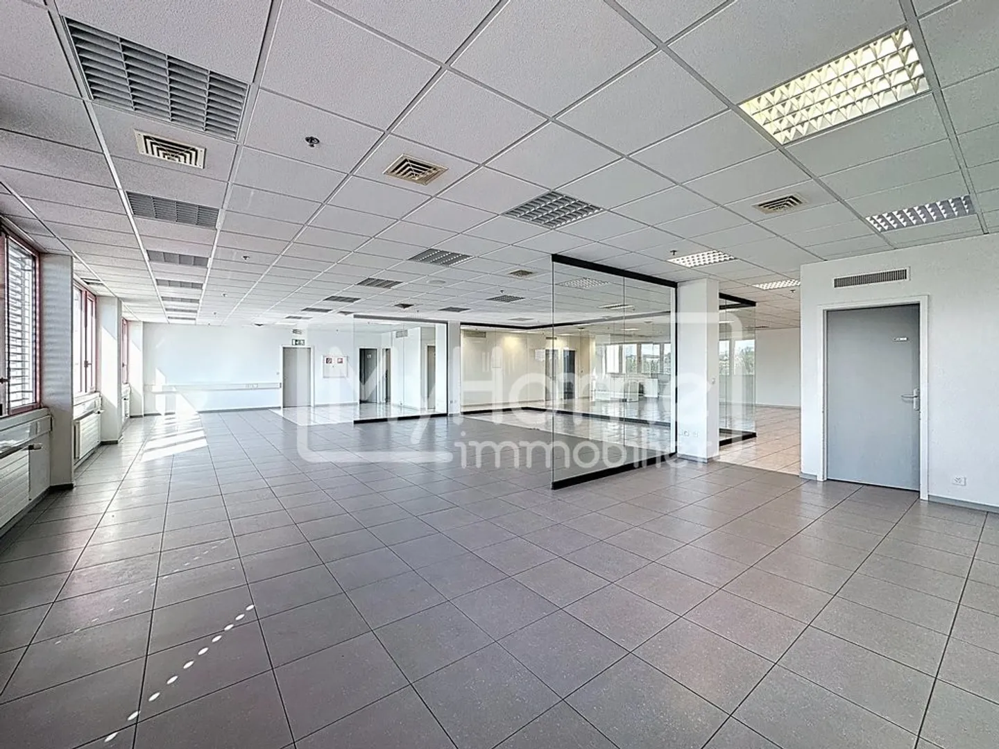 Ampio locale di 516 m2 con più di 9 stanze a Lonay - Foto 1 di 12