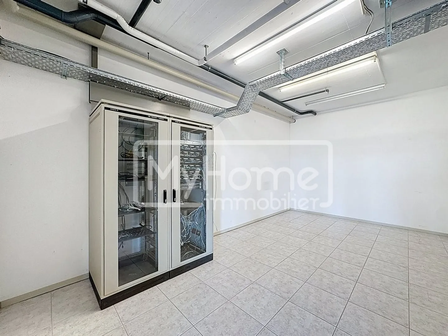 Ampio locale di 516 m2 con più di 9 stanze a Lonay - Foto 2 di 12