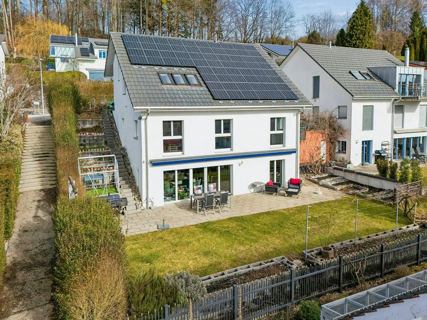 5.5-Room Single-Family House in a Highly Desirable Location - Photo 2 of 12