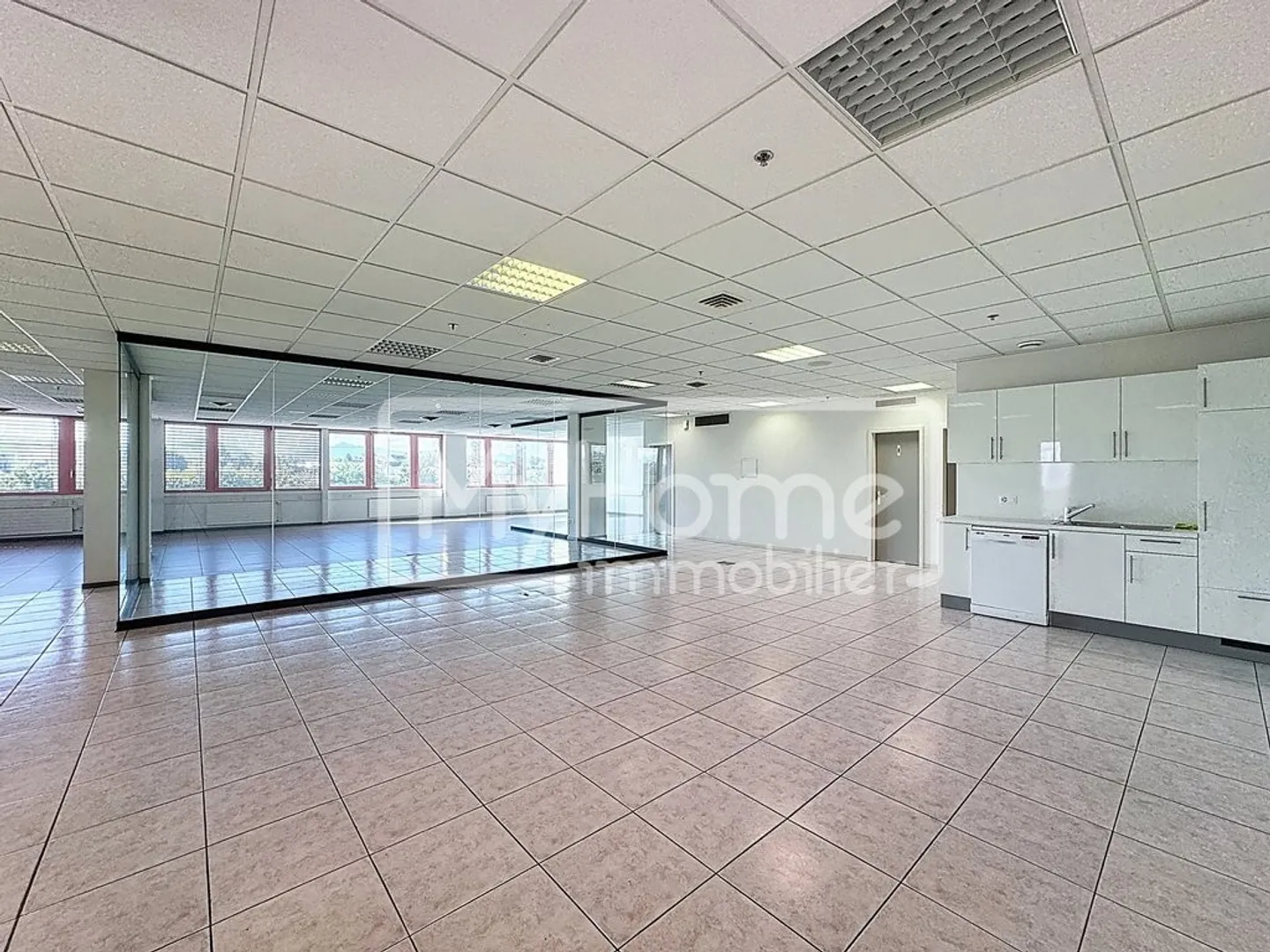 Ampio locale di 516 m2 con più di 9 stanze a Lonay - Foto 5 di 12
