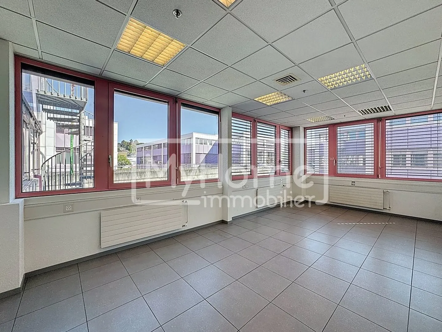 Ampio locale di 516 m2 con più di 9 stanze a Lonay - Foto 7 di 12