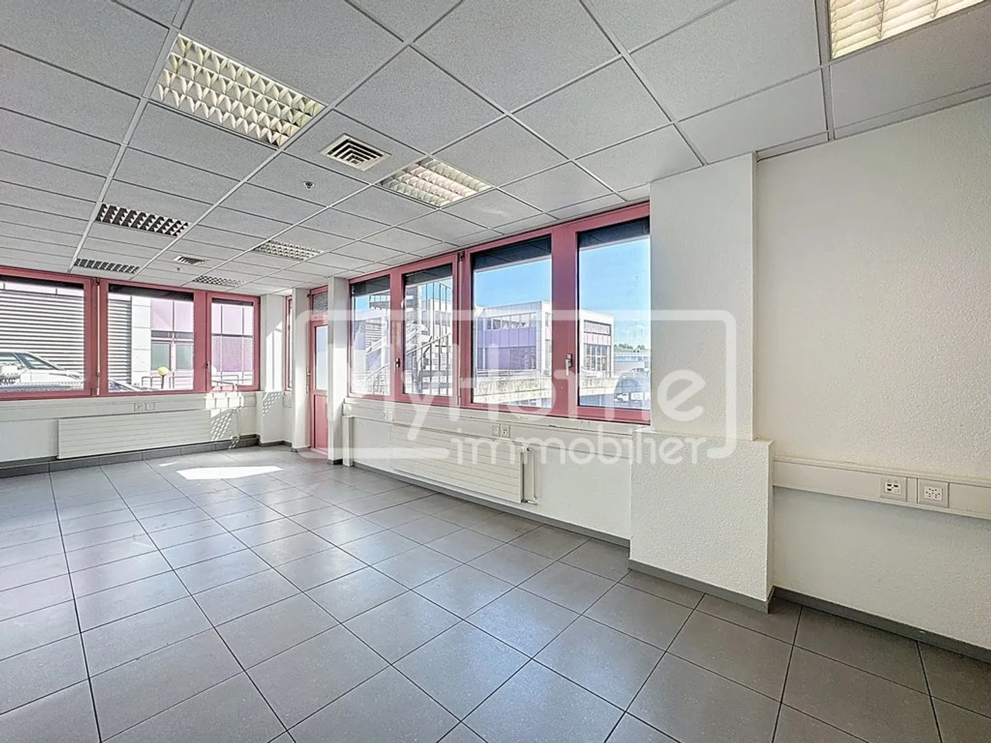 Ampio locale di 516 m2 con più di 9 stanze a Lonay - Foto 8 di 12