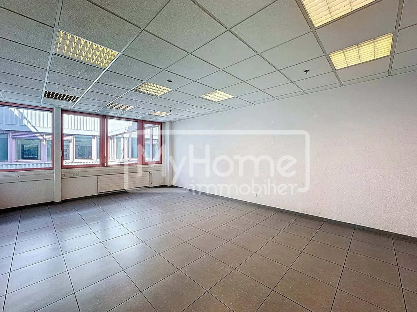 Ampio locale di 516 m2 con più di 9 stanze a Lonay - Foto 9 di 12