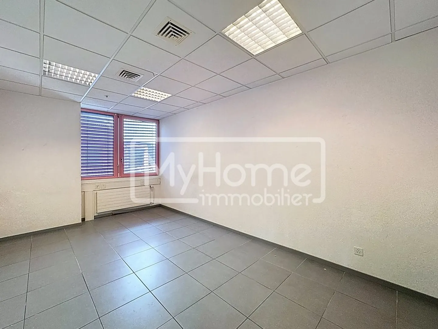 Ampio locale di 516 m2 con più di 9 stanze a Lonay - Foto 10 di 12