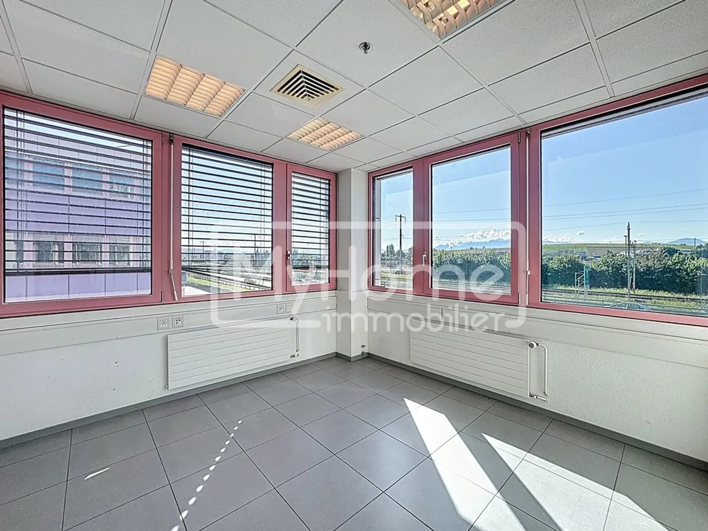 Ampio locale di 516 m2 con più di 9 stanze a Lonay - Foto 3 di 12