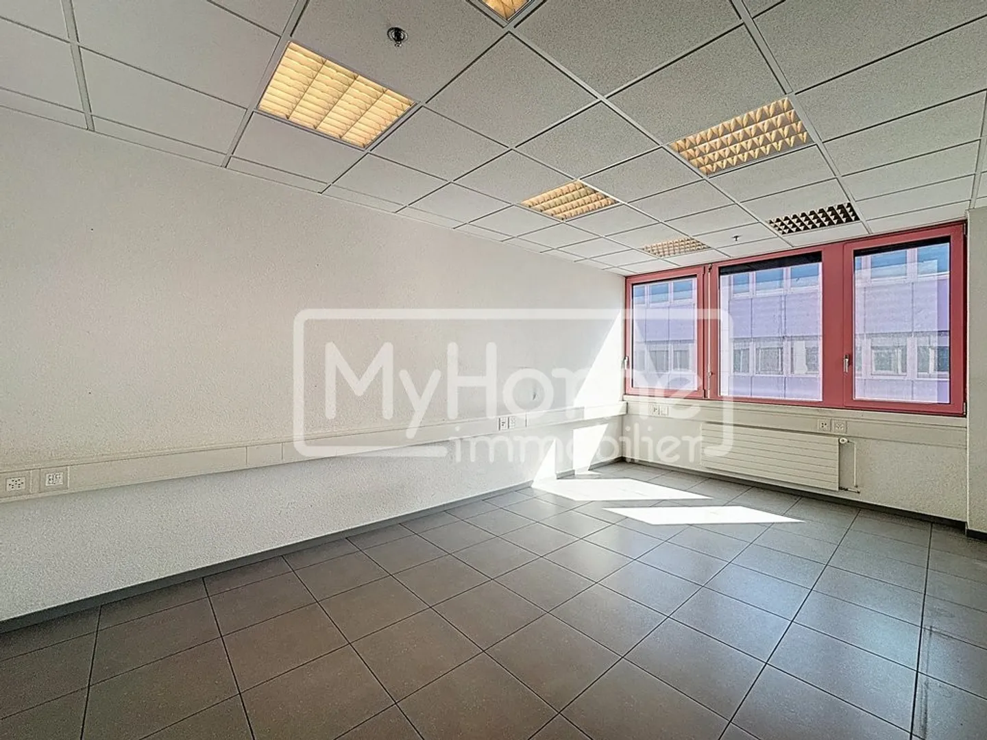 Ampio locale di 516 m2 con più di 9 stanze a Lonay - Foto 4 di 12