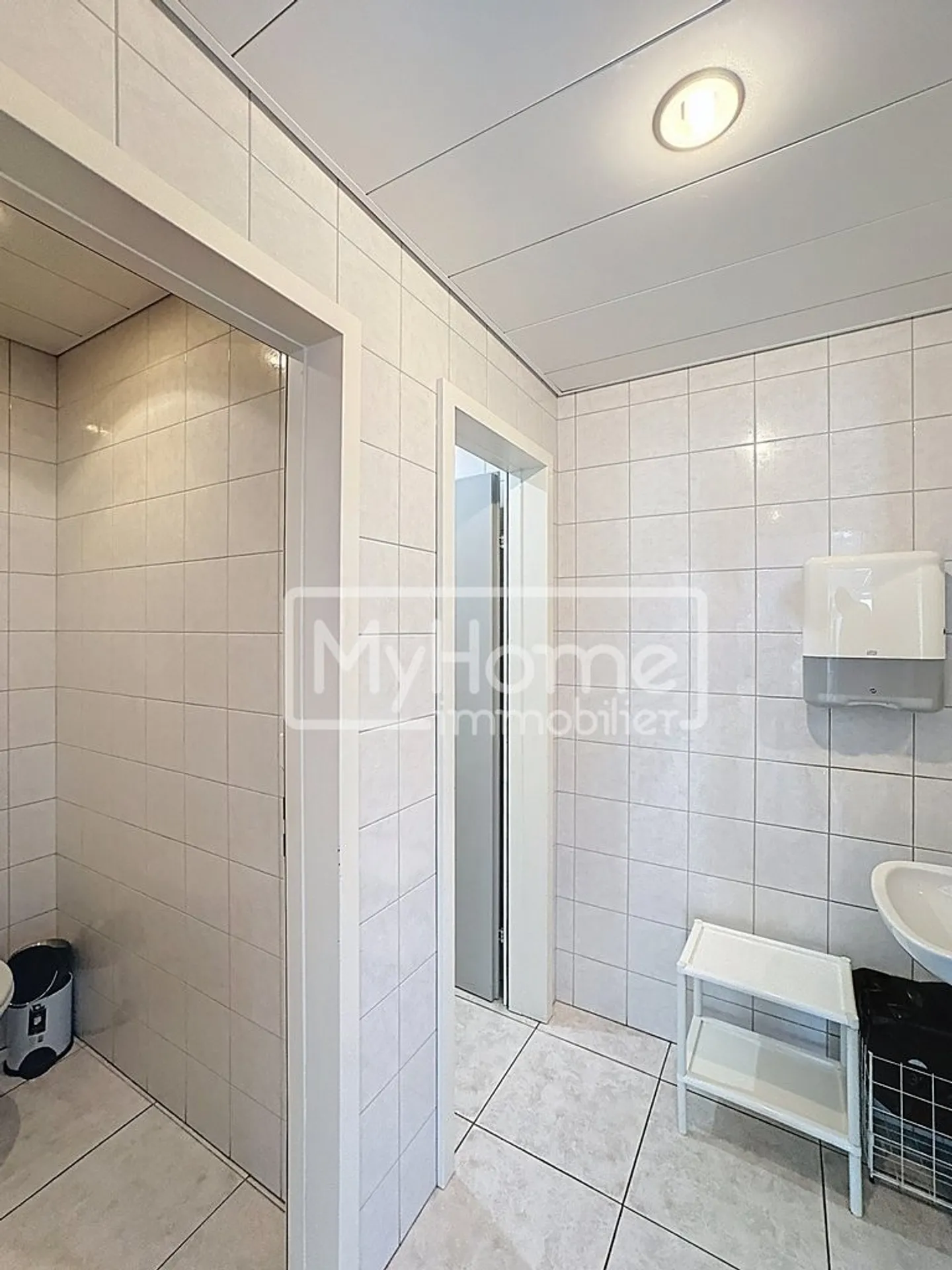 Ampio locale di 516 m2 con più di 9 stanze a Lonay - Foto 11 di 12